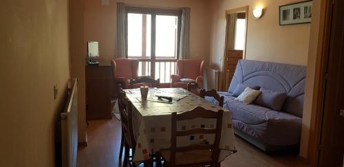 een woonkamer met een bank en een tafel bij Soldeu Paradis Pleta in Soldeu