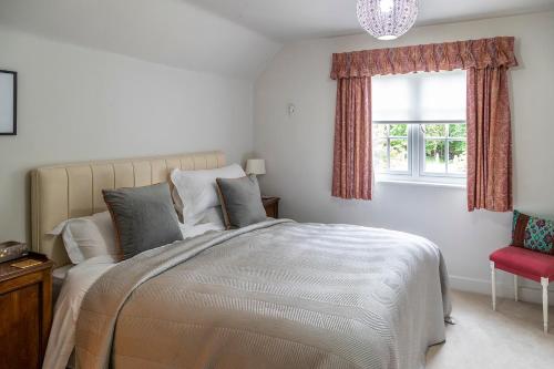 um quarto com uma cama grande e uma janela em Pelham Grove em Shrewsbury