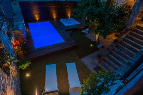 an overhead view of a patio with a blue pool at Villa Elisa in Spello