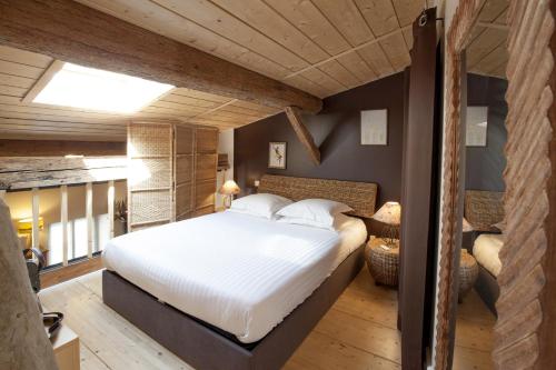 ボルドーにあるPalais Gallienのベッドルーム1室(大型ベッド1台付)