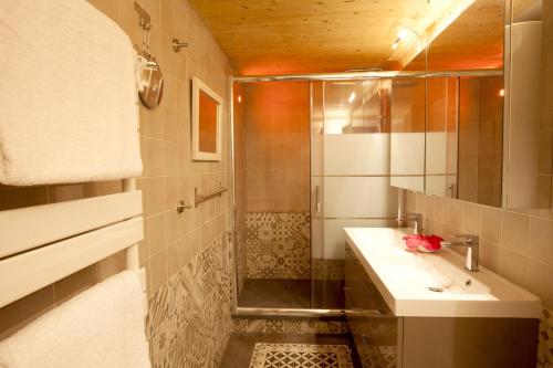 une salle de bain avec un lavabo et une douche dans l'établissement Palais Gallien, à Bordeaux