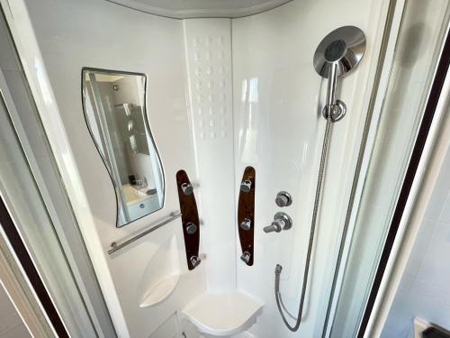 La salle de bains est pourvue d'une douche et d'un miroir mural. dans l'établissement Nice Renting - BUFFA - Cosy Studio fully equipped - Beach & Negresco, à Nice