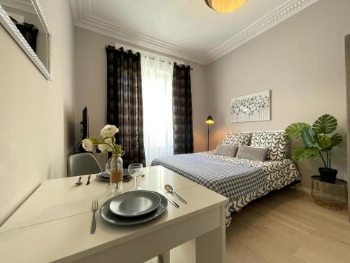 - une cuisine et un salon avec un lit dans une chambre dans l'établissement Nice Renting - BUFFA - Cosy Studio fully equipped - Beach & Negresco, à Nice