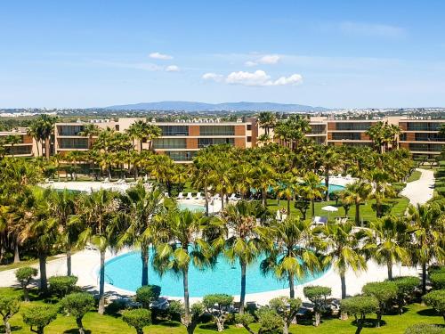 ein Luftblick auf ein Resort mit einem Pool und Palmen in der Unterkunft FLH Salgados Family Apartment in Guia