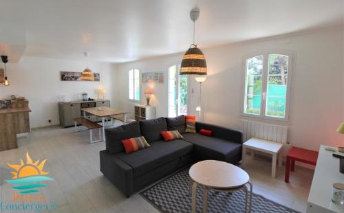 uma sala de estar com um sofá e uma mesa em Duplex au coeur du Port d'Hyères- Plages Parking BY HC em Hyères