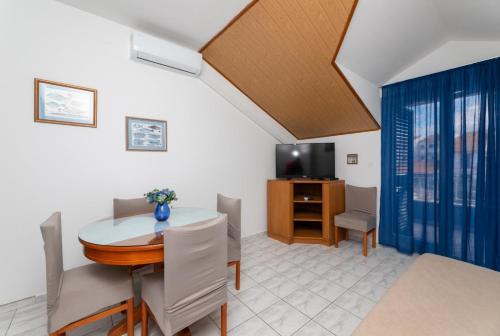 Apartment in Supetar with sea view, balcony, air conditioning, W-LAN 3553-3