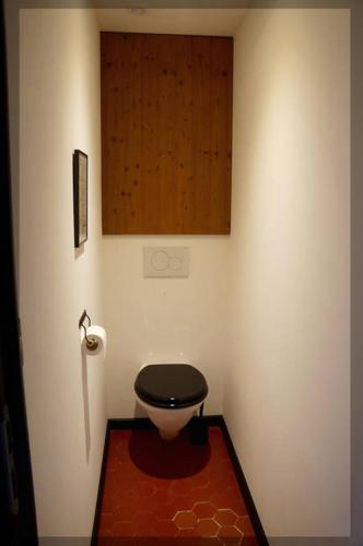 La salle de bains est pourvue de toilettes et d'une armoire en bois. dans l'établissement Au coeur de Bandol, à Bandol