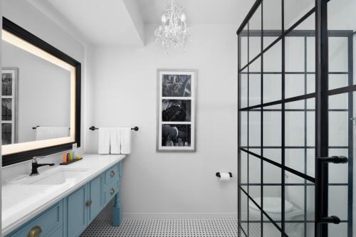 a bathroom with a sink and a mirror at Beaufort Hotel in Beaufort