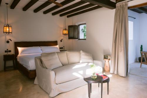 a living room with a couch and a bed at Casa Maca in Ibiza Town