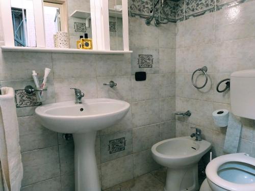 y baño con lavabo y aseo. en Casa Vacanze da Antonio, en Torre Lapillo