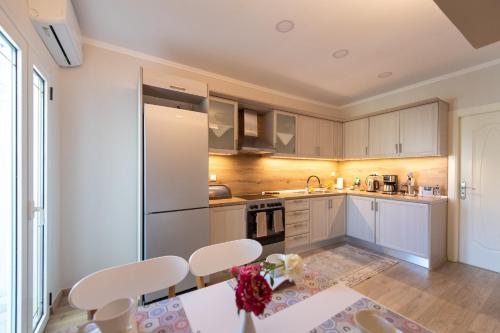 Kuchyň nebo kuchyňský kout v ubytování SPYROS APARTMENT