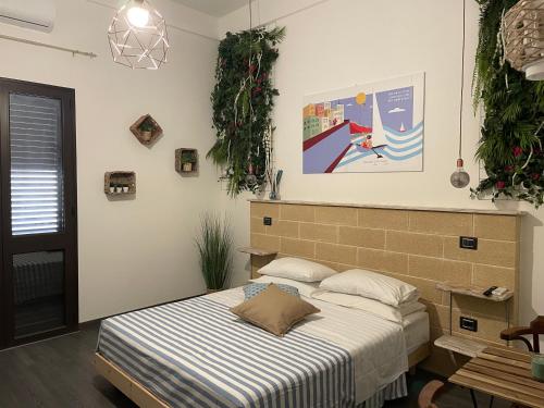 1 dormitorio con 1 cama en una habitación en Homiday - Bel Salento Specchia, en Specchia