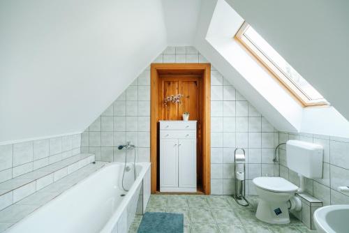 uma casa de banho com banheira e WC em Buzavirág Apartman em Keszthely