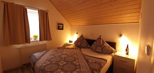 Schlafzimmer mit einem Bett und einem Fenster in der Unterkunft Sonnendeck in Greetsiel