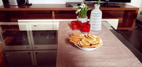 a table with a bowl of crackers and a bowl of chips at Sandburg in Greetsiel
