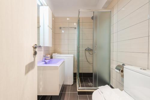 Kúpeľňa v ubytovaní An Impressive 2 bdr Apt in Glyfada