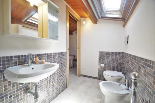 ein Bad mit einem Waschbecken und einem WC in der Unterkunft Villa Mirage in Alcamo