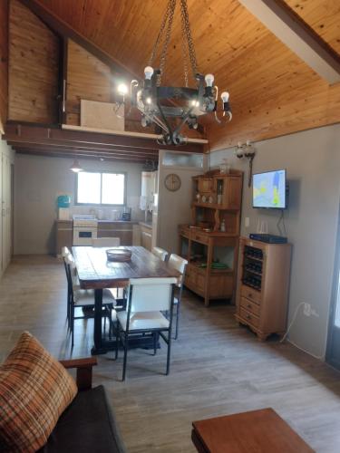 a dining room and kitchen with a table and chairs at Casa de montaña Manantiales-Nazareth in Potrerillos