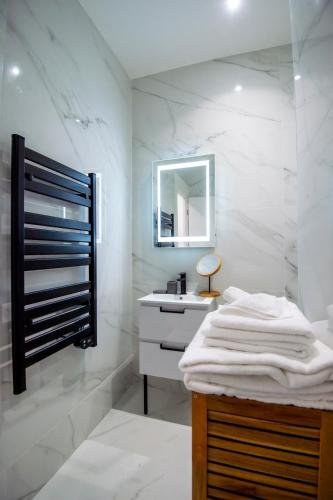 une salle de bain avec un lavabo et un miroir dans l'établissement Superbe studio Plage/ Promenade des Anglais 104, à Nice