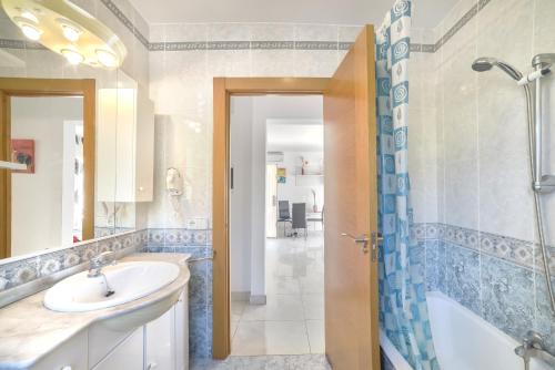 Et badeværelse på Villa Benicuco 4 - PlusHolidays