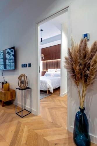 un vase avec une plante dans une chambre avec un lit dans l'établissement Superbe 2P Plage/ Promenade des Anglais 201, à Nice