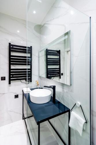 une salle de bain avec un lavabo et un miroir dans l'établissement Superbe 2P Plage/ Promenade des Anglais 201, à Nice