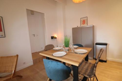 une salle à manger avec une table et des chaises en bois dans l'établissement Superbe Appartement au coeur de la vieille ville, à Villefranche-sur-Mer