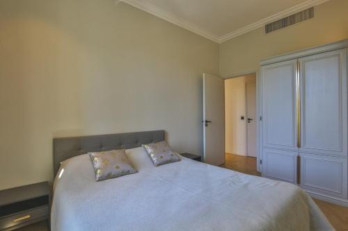 une chambre avec un grand lit et un placard dans l'établissement Balcon vue Coulée Verte. Luxe Plein cœur de Nice, à Nice