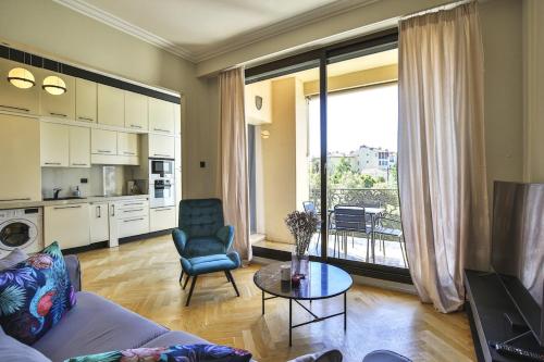 un salon avec un canapé et une table dans l'établissement Balcon vue Coulée Verte. Luxe Plein cœur de Nice, à Nice