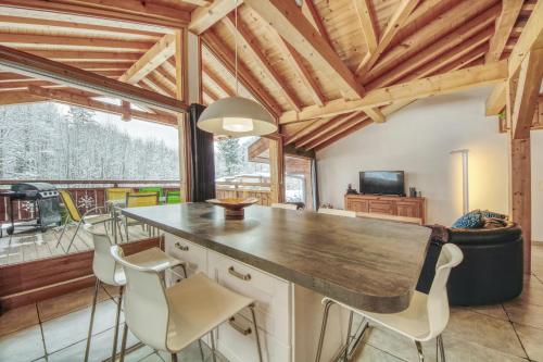 une cuisine avec une grande table et des chaises en bois dans l'établissement Chalet Minouche, à Chamonix-Mont-Blanc