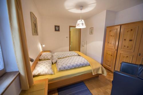 una camera con letto giallo di Apartment Soval a Ortisei