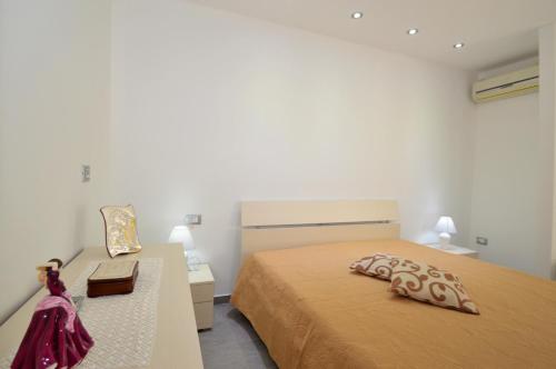 アルカモ・マリーナにあるVilla Scampatiのベッドルーム1室(ベッド1台、テーブル、椅子付)