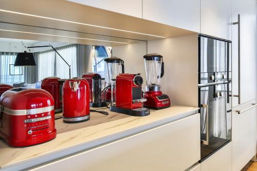 une rangée d'appareils assis sur une étagère dans une cuisine dans l'établissement Sublime Appartement Promenade des Anglais (2), à Nice