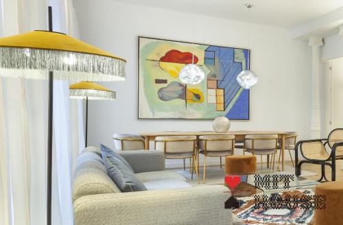 sala de estar con sofá y mesa en MIT House Cibeles Luxe in Madrid, en Madrid