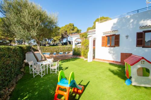 podwórko z placem zabaw z domem w obiekcie Villa Felita by Sonne Villas w Cala Galdana