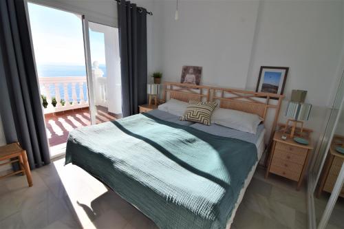 une chambre avec un lit avec vue sur l'océan dans l'établissement Ladera Panorama 2, à Nerja