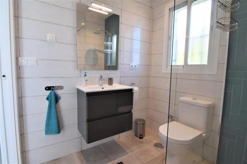 une salle de bain avec un lavabo, des toilettes et une douche dans l'établissement Ladera Panorama 2, à Nerja