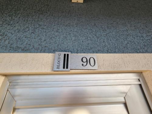 a door with a speed limit sign on top of it at Lacqua diRoma 1 - Apartamentos JN in Caldas Novas