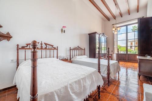 1 dormitorio con 2 camas y ventana grande en Sa Torre - Felanitx, en Felanitx