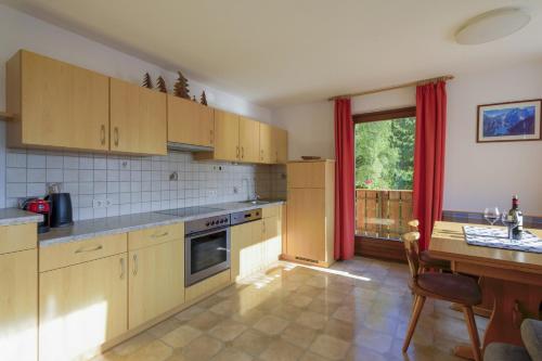 Dapur atau dapur kecil di Apartments Woerndle