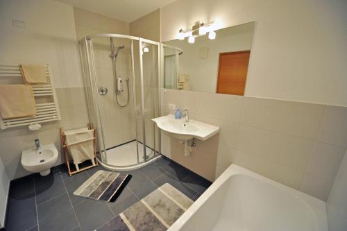 bagno con lavandino, doccia e servizi igienici di Apartments Villa Jim a Ortisei