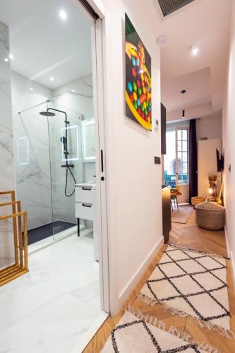 une salle de bain avec douche et porte vitrée dans l'établissement Superbe studio balcon Plage/ Prom. des Anglais 103, à Nice