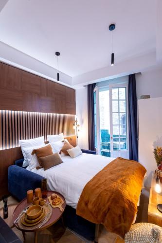 une chambre avec un grand lit et une table dans l'établissement Superbe studio balcon Plage/ Prom. des Anglais 103, à Nice