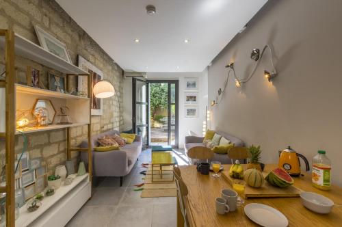 salon ze stołem i kanapą w obiekcie Un Jardin dans la ville - Premiere conciergerie w Montpellier