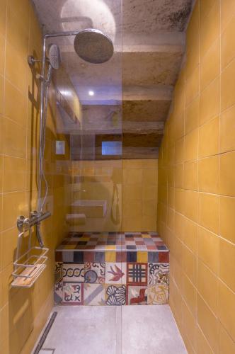 La salle de bains est pourvue d'une douche et de carrelage. dans l'établissement Un Jardin dans la ville - Premiere conciergerie, à Montpellier