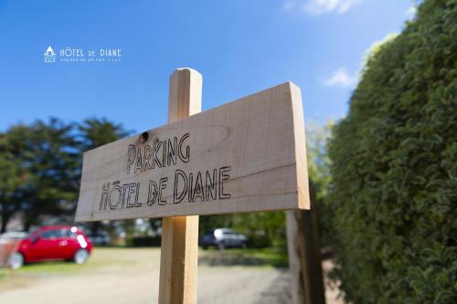 a sign that reads parking hotel be damned at Hotel De Diane in Sables-dʼOr-les-Pins
