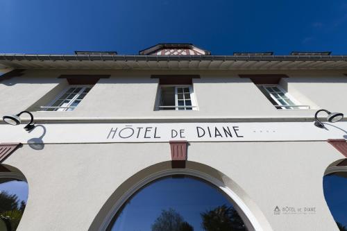 a building with a sign that reads hotel de dance at Hotel De Diane in Sables-dʼOr-les-Pins