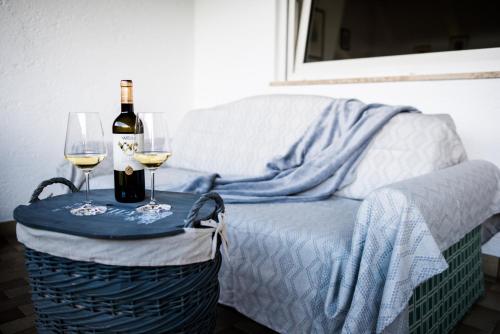 un tavolo con due bicchieri e una bottiglia di vino di Apartment Matilde a Fié allo Sciliar