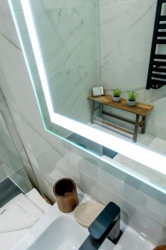 La salle de bains est pourvue d'un lavabo et d'une table. dans l'établissement Superbe 2P Plage/ Promenade des Anglais 203, à Nice