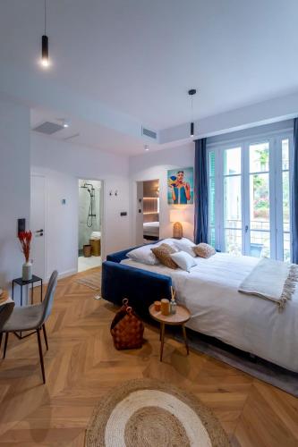 une chambre avec un grand lit et un salon dans l'établissement Superbe 2P Plage/ Promenade des Anglais 203, à Nice